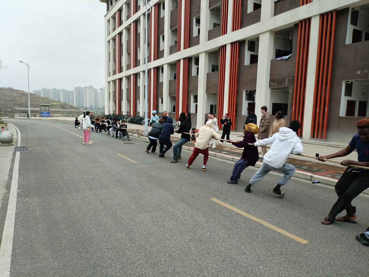 国际教育学院成功举办国际学生拔河比赛